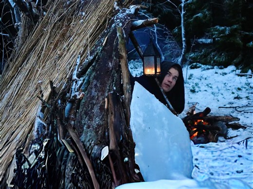 毛衣哥独自来到寒冷的雪地森林里，在湖边打造简易庇护所露营过夜！