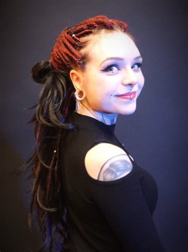 🤘Synthetic dreadlock extensions with free, brushable slightly wavy ends. 🤘Colors are mixed by hand. 🤘Reusable set - can be installed many times. 🤘Installed in less than 2 hours. Wanna similar? Contact @IrdoArt Dreads Berlin. #dreadlockextensions #syntheticdreads #braids #дреды #dreadlocksberlin Де дреды со свободными, чуть-чуть волнистыми концами. Многоразовые. Цвета замешаны вручную. Вплетение менее чем за два часа. Хотите так же? Свяжитесь с @irdoart.dreads , Берлин.