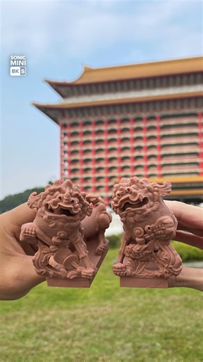 📸 Transforming Photos into 3D Models! This time, we visited the iconic Grand Hotel and used photogrammetry to capture a 3D scan of its historic stone lion. Then, we converted the data into a 3D file using specialized software! This stone lion, which has stood since the 1930s, was brought to life in miniature form with the Sonic Mini 8K S and Aqua Red-Clay resin—it is now an adorable replica! Learn more about the Sonic Mini 8K S here: https://phrozen3d.net/Gl9Y2 Special thanks to Kevin Lai for e
