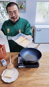 又鬆軟又嫩的法式吐司 裡面夾奶酥方片真的是無敵了 重點是吐司煎之前 是「泡」蛋液 不是「沾」蛋液 蛋液我是用兩顆雞蛋加100cc牛奶打散 如果你沒有那麼多時間可以等它泡一個小時 至少要泡10分鐘 以上小小眉角分享 明天現場現場的餅是 高蛋白Happy 開心果奶酥 高蛋白藍莓肉桂奶酥 奶酥方片也有現貨有需要再跟我說 | 餵公子吃餅