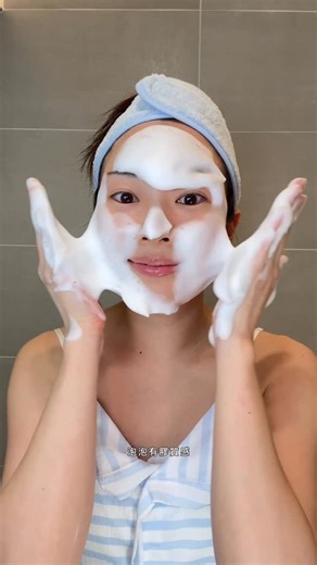 Mee on Instagram: "哇！超保濕的胺基酸泡泡，用第二次就愛上，是我會回購的洗面乳！ 一直以來都偏愛胺基酸型潔顏產品 蛋殼北北這條洗面乳跟其他家胺基酸類型的洗面乳不同在於 擁有高濃度卻更好起泡，泡泡膚感溫和不會有摩擦肌膚的感覺 打完雷射、接睫毛都可以用 沒有過度的香味，是小北鼻的味道☁️ 我的用法是早上洗一次、晚上洗兩次，每次至少30秒 ⚠️洗臉前一定要記得先洗手！！！ 洗完臉用乾淨廚房紙巾或是洗臉巾擦乾 【淨潤玻尿酸胺基酸洗面乳】 ☝🏻真實25%胺基酸洗淨配方 × 高保濕成分 Sodium Lauroyl Glutamate + Glycosyl Trehalose + Hydrogenated Starch Hydrolysate + Hyaluronic acid - 溫和清潔，照顧原生肌膚屏障 - 弱酸性、無皂鹼、無酒精、無致敏防腐劑 - 打完雷射、接睫毛可使用 如果你現在立刻想要洗臉，屈臣氏也買得到！🫧 蛋殼北北 Uncle Danker @uncledanker"