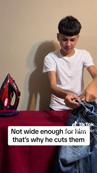 Cutting the bottom of boot cut jeans #TikTokCreatorSearchInsightsIncentive #starch