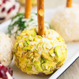 71K views · 142 reactions | MINI CHEESE BALL BITES! {Ad} https://cakewhiz.com/mini-cheese-balls-recipe/ | CakeWhiz.com | Facebook