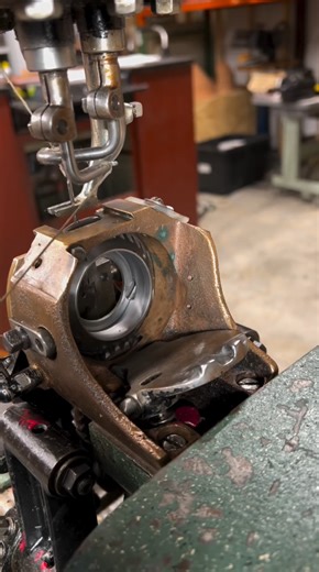 Brilliant sewing machine mechanism that guides the thread perfectly