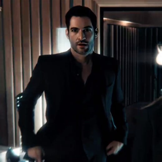 𝙁𝙄𝙇𝙈𝙎 𝙎𝙁𝙓 on Instagram: "Lucifer Credit: aetobi_ (tt) 日本利用压电瓷砖将脚步转化为电能。这些瓷砖捕捉来自你脚步的动能。当你行走时，你的重量和动作会对瓷砖产生压力。瓷砖会轻微弯曲，从而产生机械应力。瓷砖内部的压电材料将这种应力转化为电能。每一步都会产生少量电荷，而数百万步结合在一起就能产生足够的电力来驱动LED灯、数字显示屏和传感器。在像涩谷车站这样繁忙的地方，每天大约有240万个脚步为这一系统作出贡献。这些电能可以被储存或立即使用，从而减少对传统电力来源的依赖，并支持可持续的城市基础设施。这种方法将日常运动转化为实用的可再生能源。 日本利用压电瓷砖将脚步转化为电能。这些瓷砖捕捉来自你脚步的动能。当你行走时，你的重量和动作会对瓷砖产生压力。瓷砖会轻微弯曲，从而产生机械应力。瓷砖内部的压电材料将这种应力转化为电能。每一步都会产生少量电荷，而数百万步结合在一起就能产生足够的电力来驱动LED灯、数字显示屏和传感器。在像涩谷车站这样繁忙的地方，每天大约有240万个脚步为这一系统作出贡献。这些电能可以被储存或立即使用，从而减少对