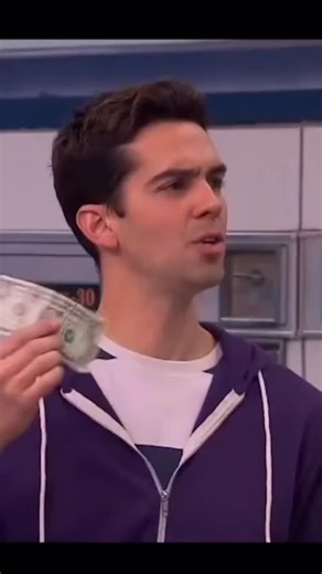 Magicful on Instagram: "Follow @magicalprank1 🪄 日本利用压电瓷砖将脚步转化为电能。这些瓷砖捕捉来自你脚步的动能。当你行走时，你的重量和动作会对瓷砖产生压力。瓷砖会轻微弯曲，从而产生机械应力。瓷砖内部的压电材料将这种应力转化为电能。每一步都会产生少量电荷，而数百万步结合在一起就能产生足够的电力来驱动LED 灯、数字显示屏和传感器。在像涩谷车站这样繁忙的地方，每天大约有240万个脚步为这一系统作出贡献。 这些电能可以被储存或立即使用，从而减少对传统电力来源的依赖，并支持可持续的城市基础设施。 这种方法将日常运动转化为实用的可再生能源 #日本#知识#事实 你知道吗 推荐 科技创新历史 技术 实验热门"