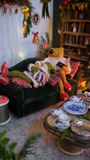 Frog bakes a festive mince pie for Toad 🥧❤️ #frogandtoad #knittedfrog #miniature