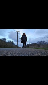 מה יקרה אם נפסיק לנסות להבין כל דבר, להגדיר, לפרש? נפגוש את הפחד ושלל רגשותינו, ונפסיק לנסות לשלוט באי-הוודאות - רק כדי להשיג ביטחון ונסכים פשוט להיות? משהו בנו יירגע, ומשהו עמוק ייזכר: החיים יודעים את הדרך. אנחנו אנרגיה בתנועה מתמדת, חלק ממעגל גדול — כאן, בעולם הזה, ומעבר לו. כשאנחנו בסנכרון עם תנועת החיים — אנחנו מחוברים למהות שלנו. וזה, אולי, הביטחון הכי עמוק שיש ❤️ | Adva Kfir