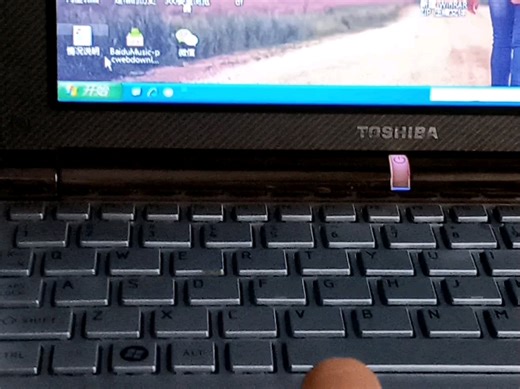 有没有好心人看一下这个是不是盗版WINDOWS XP？