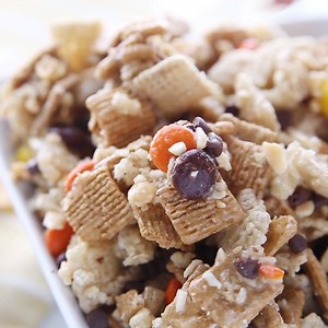 Have you made this HARVEST CHEX MIX yet?? Warning: It's SUPER easy and HIGHLY addictive! 🍫🍯🥜 #ad FULL RECIPE >> https://www.halfscratched.com/harvest-chex-mix/ #CreatewithKaro #KaroSyrup #Recipeideas | Half-Scratched