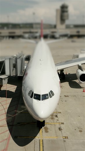 ✈️ What if you can help decarbonise air travel through your next flight? Sustainable aviation fuel (SAF) is a cleaner alternative to conventional jet fuel, made from renewable feedstocks like used cooking oil and animal fats — and is already used on flights today! ✈️♻️ Chua Han Wee, Shell’s Sustainability Business Development Manager for Asia Pacific and the Middle East, has spent the past six years driving SAF adoption in the region, working with airlines, governments, and industry stakeholders