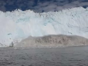 Un iceberg crée un tsunami
