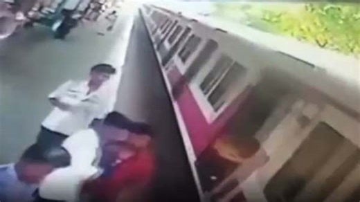 படாரென்று மோதிய ரயில்! அலறியடித்து ஓடிய மக்கள்! சற்று முன் வெளியான பதைபதைக்கும் சிசிடிவி காட்சிகள்.!