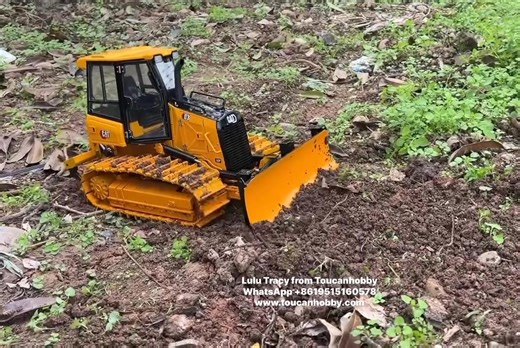 Out in the field with the D3 hydraulic 1/14 scale bulldozer🤩 #bulldozer #dozer #Toucanhobby #RCmodel #model #rcconstructionmodels #rcconstruction #hydraulic #RC #construction #hydraulicrc | Toucanhobby RC Model