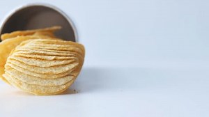 Kartoffelchips, die aus einem auf dem: Stockvideos & Filmmaterial (100 % lizenzfrei) 1111097427 | Shutterstock