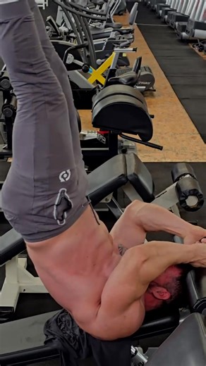 🐉 Dragon Flag za osobu od 198 cm i 126 kg nije loše 😂🫠 Dragon flag je jedna od najpoznatijih i najtežih vježbi za trup, koju je proslavio Bruce Lee. Ova vježba nije samo test snage trbušnjaka — ona zahtijeva izvanrednu kontrolu cijelog tijela, stabilnost trupa i eksplozivnu snagu. 🔬 Znanstvena pozadina Dragon flag aktivira gotovo sve mišiće prednje i stražnje strane trupa: Rectus abdominis (trbušnjaci) – glavni motor pokreta Transversus abdominis – duboki stabilizator koji drži tijelo u rigi