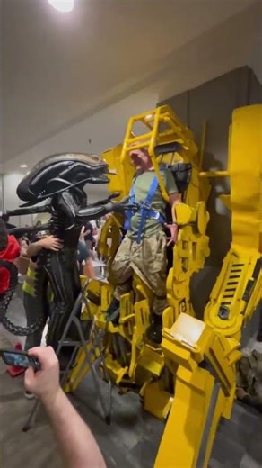 Aliens-Caterpillar Power Loader P5000 Cosplay Project- Fighting the Alien Queen at DragonCon 2024.