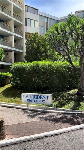 Magnifique studio situé dans le centre de Cannes proche de tous les commerces et restaurants et du Palais des Festivals (7 min en voiture). Au 2ème étage avec ascenseur, ce studio de 23 m2 vous séduira par sa rénovation moderne et son parking privatif. Accès directement à la plage par un portillon de la résidence. #cannes #location #vacances #festival #plagevacances https://www.airbnb.fr/rooms/1334687885155737749?viralityEntryPoint=1&s=76