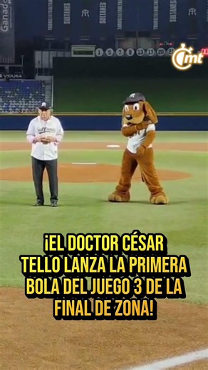 César Tello, cronista de Sultanes por más de 40 años, lanza la primera bola del juego 3 de la final