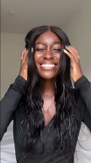 Her mit definierten Locken, Schluss mit Frizz. Diese Lockenroutine macht curly hair easier denn je: