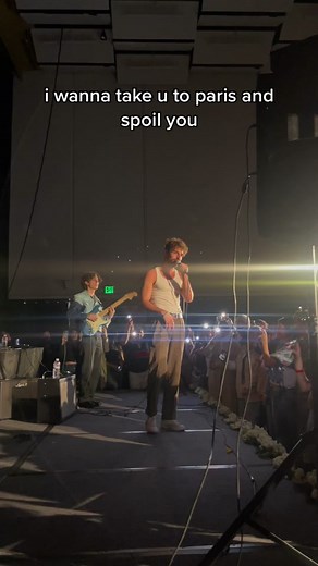 Live Performance of Arabic Song | Paris Spoil You | Saint Levant