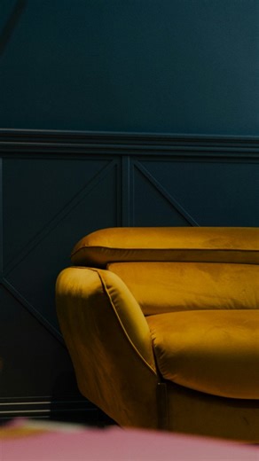 Obura on Instagram‎: "الآيتان 285 و286 من سورة البقرة بصوت الشيخ سعود الشريم، تلاوة تهز القلب وتملأ الروح طمأنينة، لا تفوت سماعها قبل النوم أو في قيام الليل، حماية وبركة بإذن الله وسط مشاهد آسرة لقصور فخمة، مكتبات مزخرفة، قاعات تاريخية، صالونات فيكتورية، مجالس عربية، رياض مغربية، غرف يابانية على طراز الريوكان، حدائق داخلية، وأماكن فريدة مثل بيوت زجاجية وبرك سباحة داخلية 🌵 The legendary recitation of Al-Baqara 285-286 by Saud Al-Shuraim — a must-hear for night prayer, protection, and inner peace