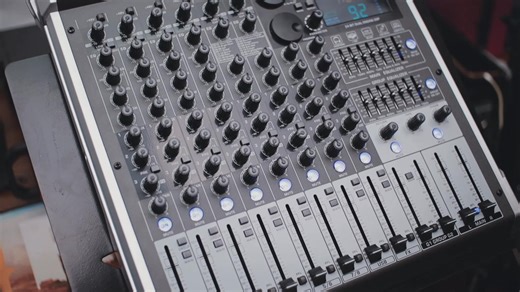 มาแล้วครับ กับรีวิว Apollo Live 802 และ 1202 คนที่กำลังมองหามิกเซอร์ฟังก์ชันแน่น ใช้งานง่าย จบงานสบาย ๆ ตัวนี้ตอบโจทย์มาก ๆ เลยครับ 👍 . รุ่น 8 ช่อง (4 mono 2 stereo) รุ่น 12 ช่อง (8 mono 2 stereo มีช่อง Group และ Main EQ แยกกัน 2 ชุด พร้อม Aux 3 ช่อง ควบคุมแยกกันได้อิสระ เอฟเฟ็ค 99 โปรแกรม หน้าจอแสดงผล ไฟ VU แบบดิจิตอล เล่นเพลงจากบลูทูธ USB drive และ USB interface ได้ครับ . จากที่ได้ใช้งาน ก็จัดว่าเป็นมิกเซอร์อนาล็อคที่ครบเครื่องตัวนึงเลยครับ เหมาะทั้งสำหรับมือใหม่ ไปจนถึงมือเก๋า จัดว่า ดูดี เร