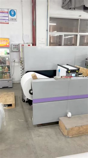 M a i n f e a t u r e s : 1. Fully automatic slitting and rewinding machine has the function of auto core threading and auto labeling the paper roll label tail 2. Fully automatic slitting and rewinding machine adopts paper material storage device to keep the die cutting station at the uniform speed, no need to apply glue to the paper core, no fold to auto rewinding the material, no glue c a n save the electrics power a n d glue cost, higher efficiency 3. Fully automatic slitting and rewinding ma