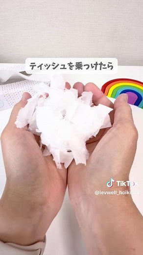 ティッシュ×色水で“ふわふわかき氷”🍧 他の製作はプロフィールから！▷ @levwell_hoikushi 可愛くて立体的な かき氷製作🍧 ティッシュをちぎるところから楽しめて、色の広がる変化にも興味津々👀 みんなは何味のかき氷が好き？ コメント欄で教えてね💕︎ 材料 ・ティッシュペーパー ・絵の具 ・筆 ・かき氷の台紙、器とスプーン(画用紙で切っておいてね) 作り方 ・ティッシュペーパーをビリビリ破るよ ・山型に切っておいた画用紙にのりをつけたらティッシュペーパーを乗せてくよ ・薄めに溶いた絵の具をティッシュの上に筆でにじませよう✨ ・器とスプーンを貼ったら完成だよ🍧✨ 対象年齢 2歳 難易度 簡単🍀 制作時間（目安） 約15分~20分 他にも対象年齢別の製作アイデアがたくさん！ プロフィールからチェック！ ▷ @levwell_hoikushi #レバウェル保育士 #保育制作 #7月製作 #2歳児 #夏 #にじみ絵 #かき氷