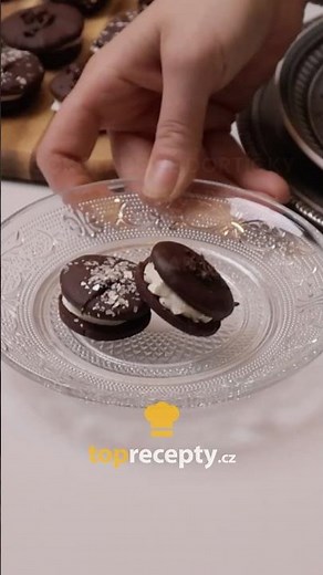 Čokoládové dortíčky podle Josefa Maršálka jsou lahodnou variací na išelské cukroví #toprecepty #food