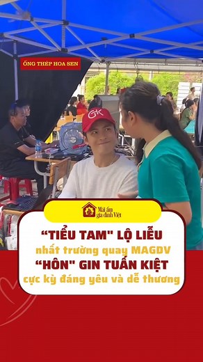 38K views · 545 reactions | "tiểu tam" lộ liễu nhất trường quay MÂGĐV "hôn" Gin Tuấn Kiệt cực kỳ đáng yêu và dễ thương #MAIAMGIADINHVIET #HOASENGROUP #TONHOASEN #ONGNHUAHOASEN #ONGTHEPHOASEN #HOASENHOME #MCQUYENLINH #BINHDINH #MOCOI #HOANCANHKHOKHAN | Mái Ấm Gia Đình Việt | Facebook