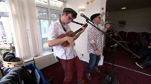 🎙This ukulele duo are bringing music and entertainment to residential homes all over Cornwall - and they're going down a storm! 🎤🎼 | BBC Cornwall