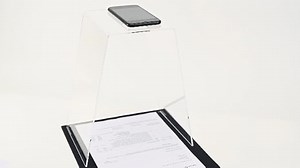 JOURIST ScanStand – scannen der Dokumente, Belege, Notizen und Visitenkarten mit Smartphones und Handys. Schwarze Matte für die optimale Ränder-Erkennung.