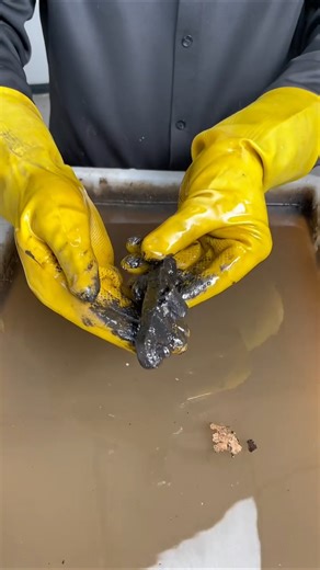 😱 From Grime to Shine! Ultimate Metal Parts Cleaning Hack 🛠️ #Cleaning #diy #restoration #shorts