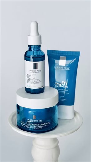 La Roche Posay 🔹 Hyalu B5 •HYALU B5 SÉRUM SURACTIVÉ La correction dermatologique pour les rides et ridules, la perte de volume et d’élasticité. Ce sérum visage et cou à l’hydratation intense est cliniquement prouvé pour repulper la peau, accélérer la réparation cutanée et réduire significativement l’apparence des rides et ridules. Sa formule unique de récupération pro-cutanée aide à la réparation en reconstituant la barrière d’hydratation de la peau et en activant le renouvellement cutané. •HYA