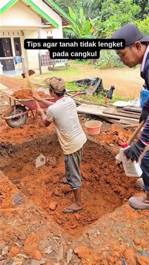 Tips agar tanah tidak lengket pada cangkul