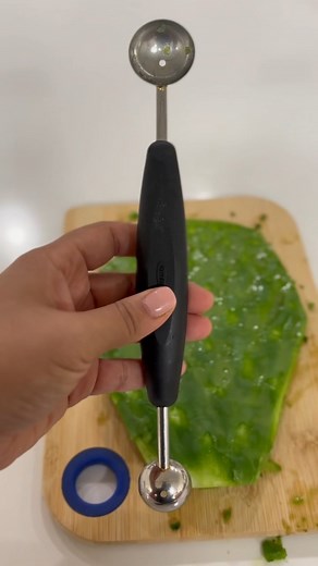 ¡No te vayas a espinar! Ve este truco para quitarle las espinas a tus nopalitos, fácil y rápido. 🌵 😮 Don’t get pricked! Check out this simple trick for removing the spines from your nopal cactus pads, quick and easy. 🌵 😮 | Cardenas Markets