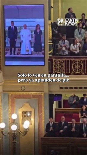 Aún no entra al Congreso… y ya lo reciben de pie los parlamentarios españoles