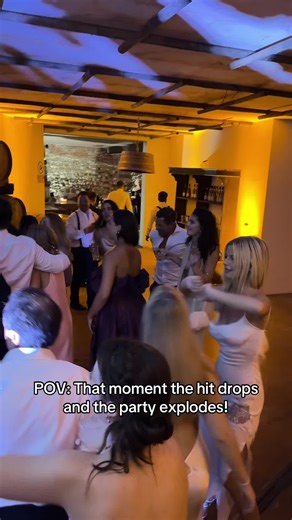 It’s not a party until that hit drops! Lights, vibes, and a dance floor on fire! Bride @Jayde #weddingentertainment #weddingvibes #weddingdinner #weddingitaly ##DestinationWedding #neiperte #luxurywedding #weddingmusic #BrideToBe #italy #entertainment #weddingintuscany #italywedding