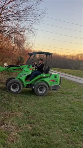 #avant #loader The kid Avant Loader driver