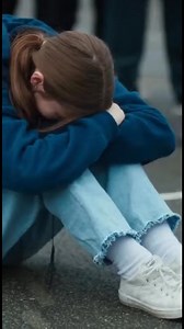 Un soldat rentre après dix-huit mois passés à l'étranger et découvre que sa fille est victime de brutalités dans la cour de son école, sous le regard indifférent des enseignants. L'histoire complète est disponible en commentaire. | Destins Croisés