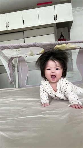 Now I'm getting better at crawling #Check on the child for me #A baby with lots of energy