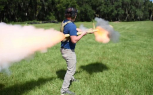 外国牛人制作德军铁拳火箭筒