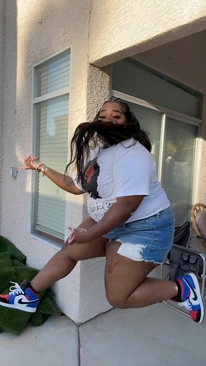 73K views · 57K reactions | I find it hard to think when  - - - - - - - - - - - - #gogettazizi #igreels #vitiligo #plussizedancer #reelsig #ytshorts #fbreels #plussizeinfluencer #tiktoktrends | ZiZi Moore | Facebook