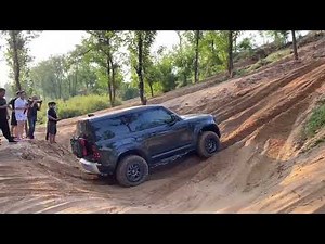 Land Rover Defender vs Jeep Wrangler, challenging the desperate slope
