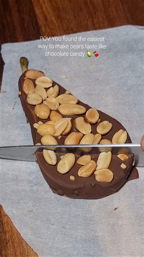 POV: You put a pear in chocolate… and suddenly it tastes like dessert heaven 🍐🍫🥜
