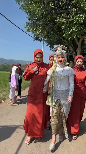 Pengantin blususkan (moment wedding gina) #pengantin #pengantinviral #pengantinbaru #pengantincantik #pengantinsundasiger #pengantinblusukan #pengantinkapipir #pangantenanyar #wobandung #wocimahi #wocililin #bridesmaids #blusukan #blusukanmasukdesa