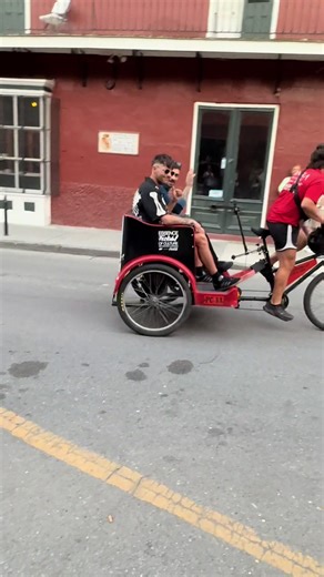 You’re welcome to the film crew for not making a big scene! But just know idk how I was able to get that “hi” out🫠🤭 @Louis Tomlinson @LouisTomlinsonHQ @Zayn #louistomlinson #zaynmalik #onedirection #neworleans #directioner