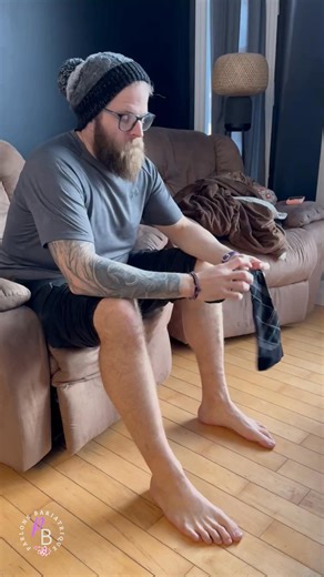 🧦 Les bas de compression : utiles… dans certains cas Est-ce que c’est nécessaire? Est-ce que ça peut aider? La réponse est : ça dépend de ta situation personnelle. Dans certains contextes, ils peuvent être pertinents, par exemple en cas de : ✔️ Varices ✔️ Jambes lourdes ou douloureuses ✔️ Enflure des jambes ✔️ Lymphœdème ✔️ Problèmes de retour veineux ✔️ Longues périodes debout ou assises ⚠️ Par contre, ce n’est pas un « one size fits all ». Il est important d’en discuter avec ton médecin ou un