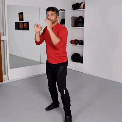 ⚡ Dynamic Stretching! No — not Jeet Kune Do stretching… it’s just stretching. 💛👣 Yes, there’s static and dynamic (in-motion) stretching — both have purpose. In Jeet Kune Do training, flexibility matters after a proper warm-up — not for aesthetics or high-kick showmanship, but for functional range. Your goal: build versatility so your body can move through active, eccentric motions — the kind used in real striking and movement. 🔥 Don’t jump straight in. Progressively warm up to activate your m